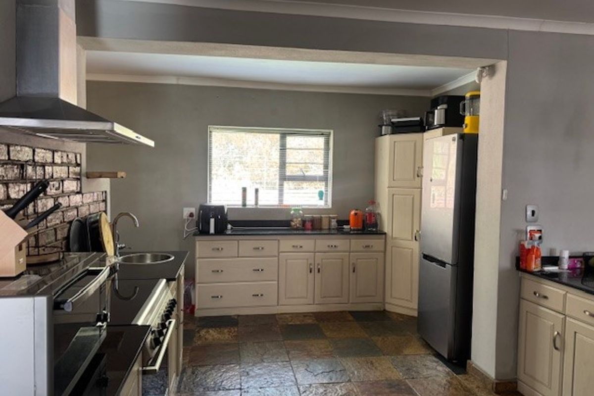 4 Bed House in Humerail for Sale - Photo 2