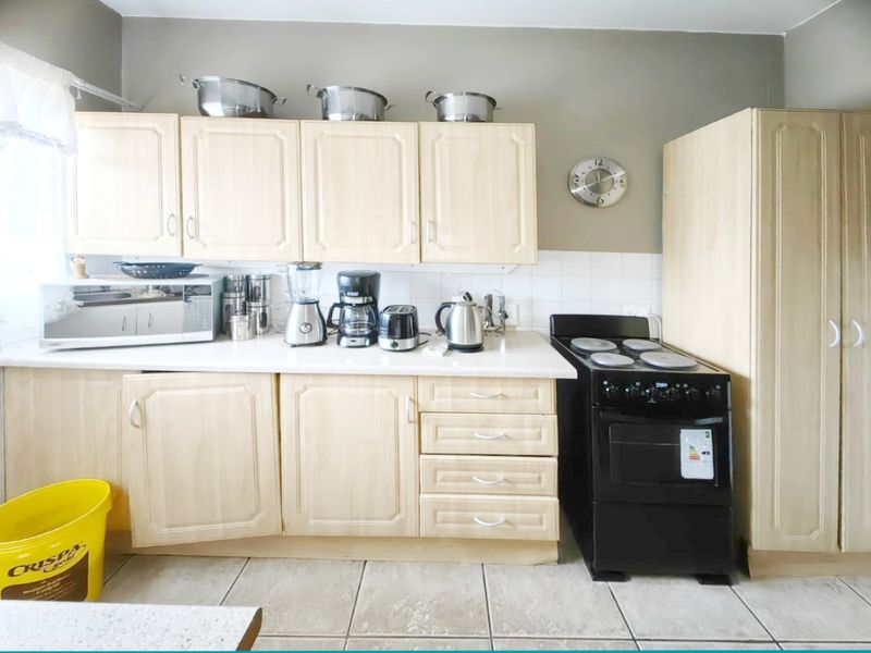 Cozy 2-Bedroom Flat for Sale in CW1 - Photo 9