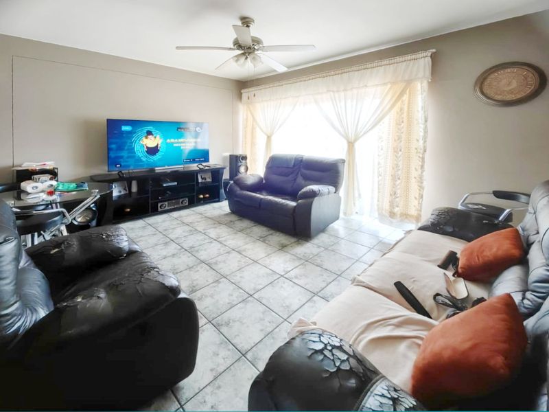 Cozy 2-Bedroom Flat for Sale in CW1 - Photo 6