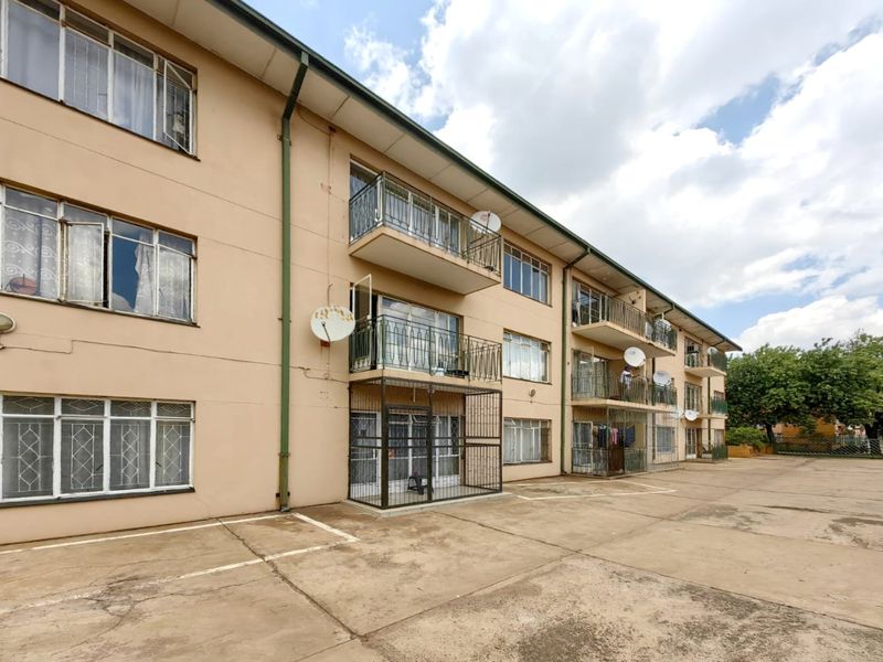 Cozy 2-Bedroom Flat for Sale in CW1 - Photo 3