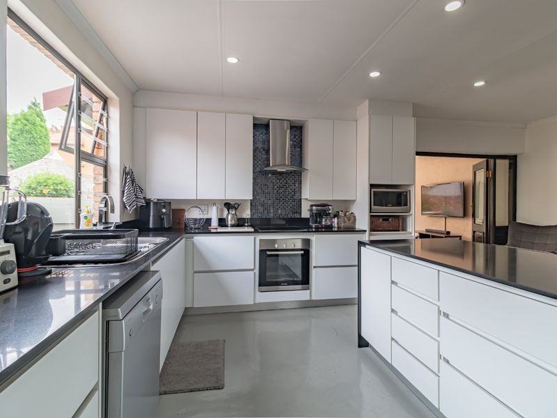 5 Bedroom Home For Sale in Eden Glen Ext 18 - Photo 2