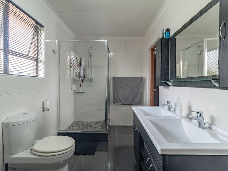 5 Bedroom Home For Sale in Eden Glen Ext 18 - Photo 4