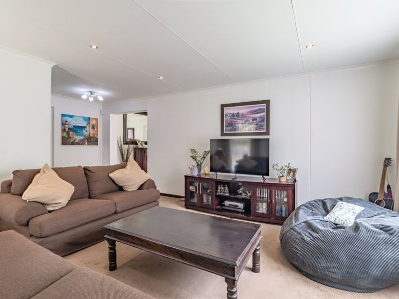 5 Bedroom Home For Sale in Eden Glen Ext 18 - Photo 10