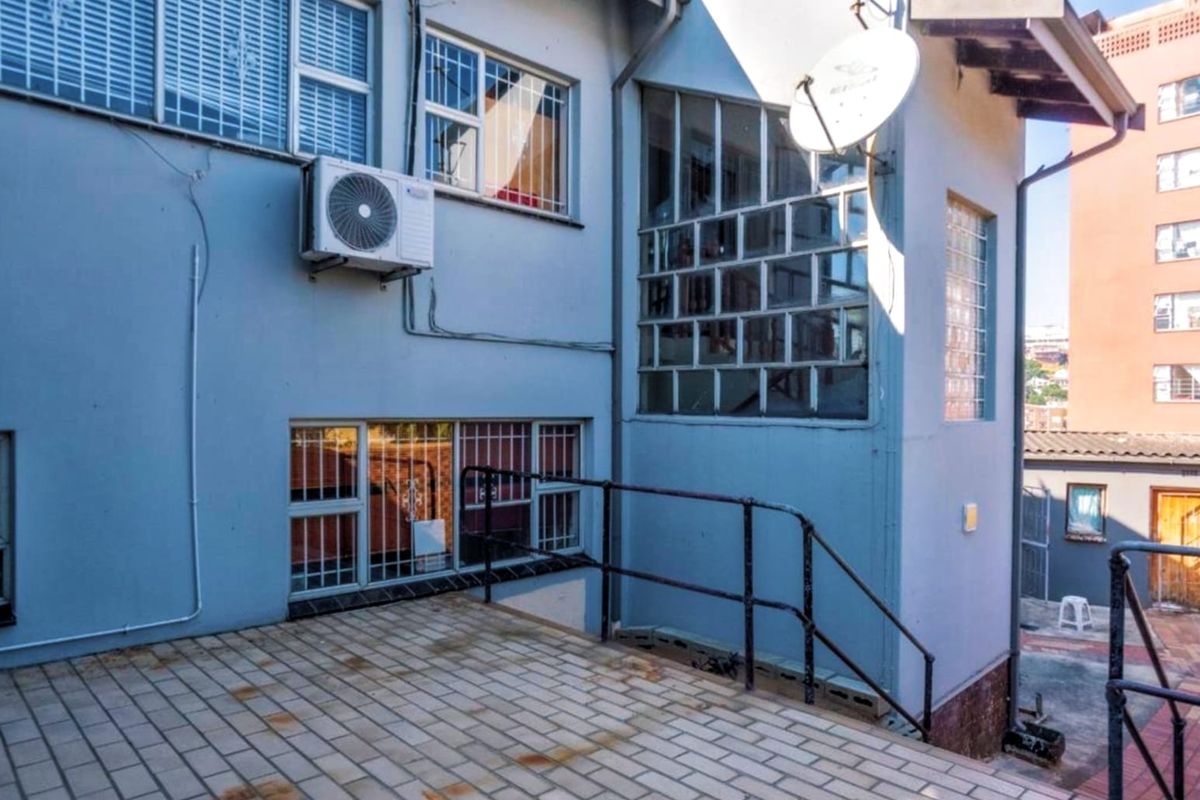 An Unparalleled Offering: Versatile 8-Bed Family Home with Flatlet, Commercial Space and Income Potential - Photo 3