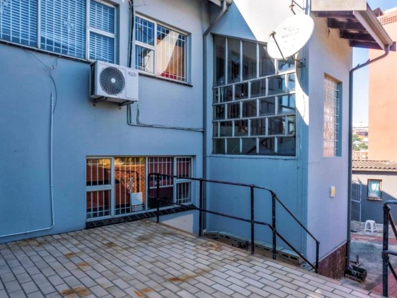 An Unparalleled Offering: The Ultimate Luxury Estate with Commercial Vision - Photo 2