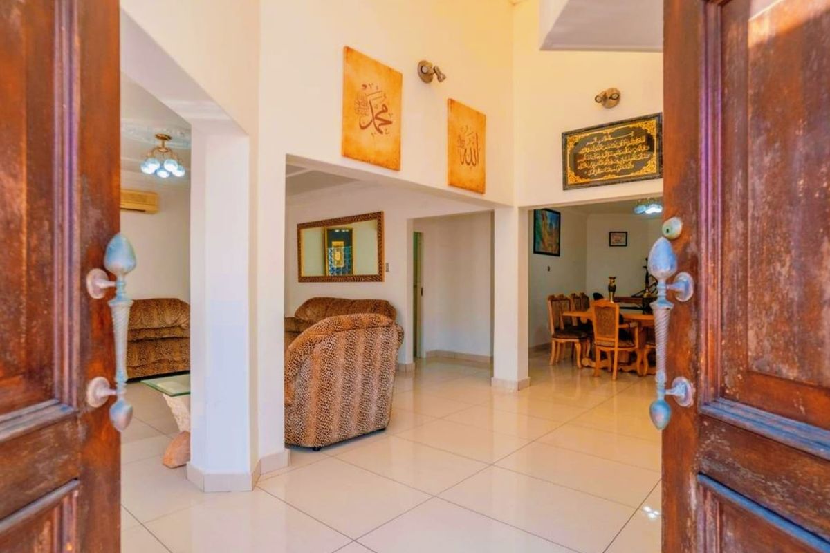 An Unparalleled Offering: Versatile 8-Bed Family Home with Flatlet, Commercial Space and Income Potential - Photo 5
