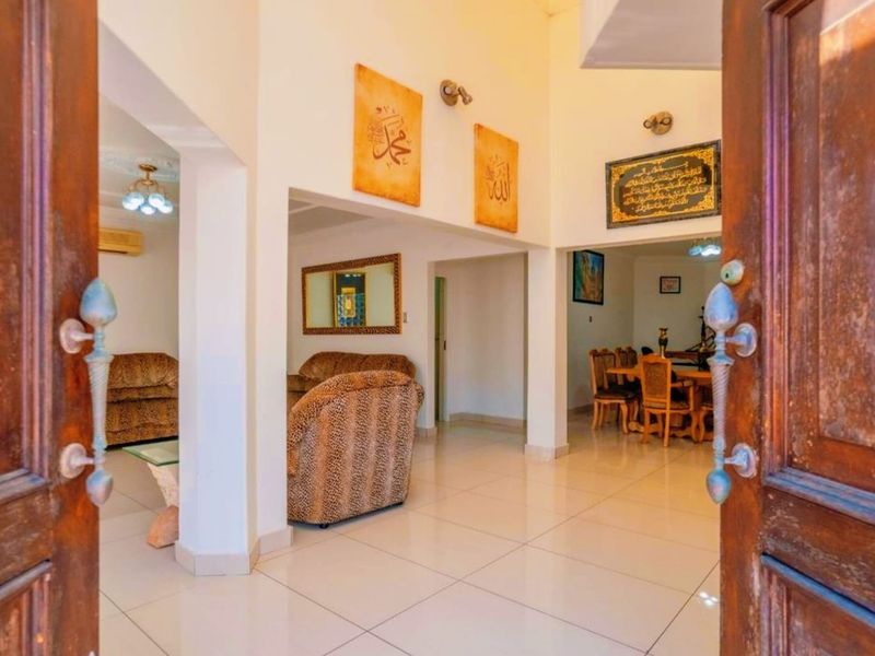 An Unparalleled Offering: The Ultimate Luxury Estate with Commercial Vision - Photo 5