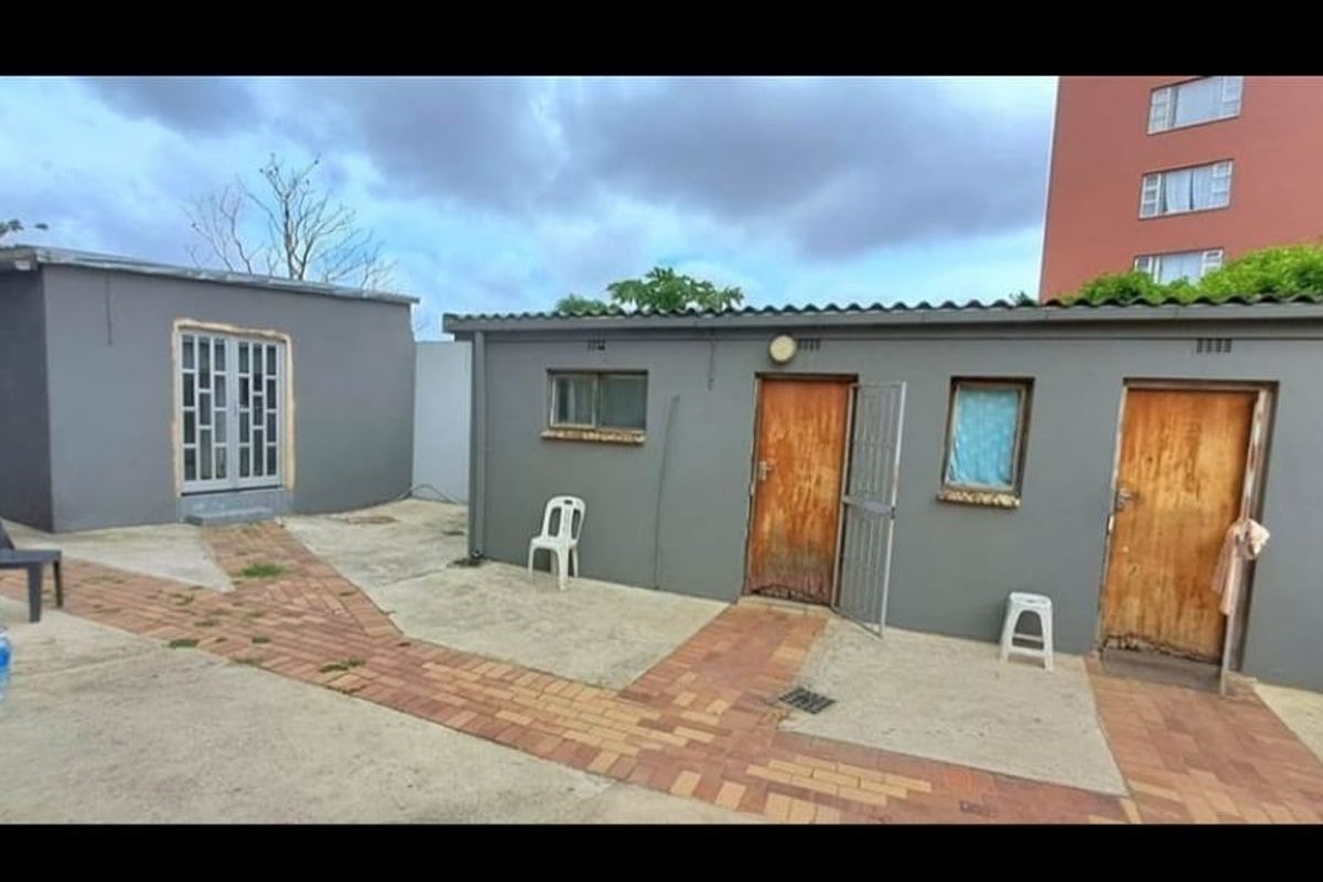 An Unparalleled Offering: Versatile 8-Bed Family Home with Flatlet, Commercial Space and Income Potential - Photo 4
