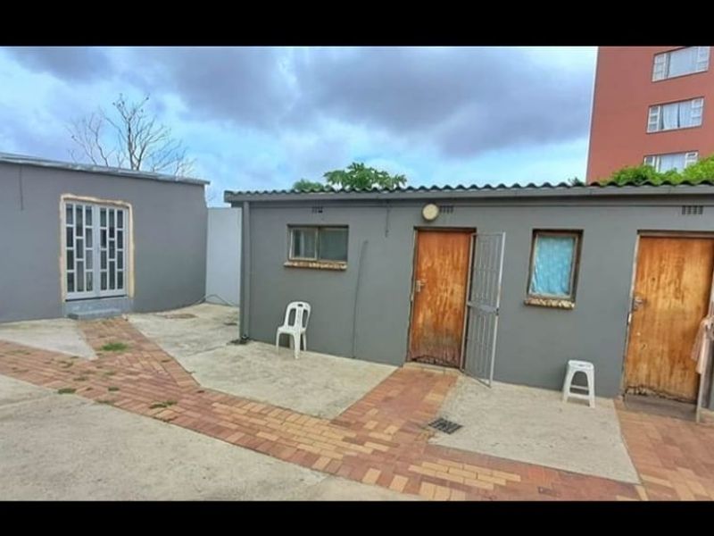 An Unparalleled Offering: The Ultimate Luxury Estate with Commercial Vision - Photo 3