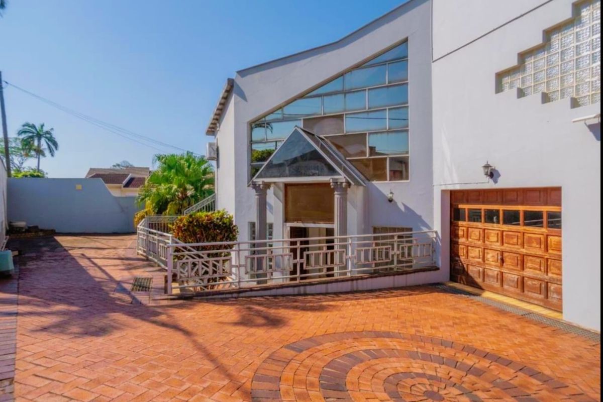 An Unparalleled Offering: Versatile 8-Bed Family Home with Flatlet, Commercial Space and Income Potential - Photo 2
