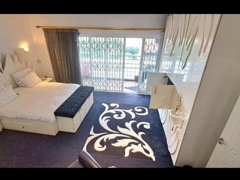 An Unparalleled Offering: The Ultimate Luxury Estate with Commercial Vision - Photo 9