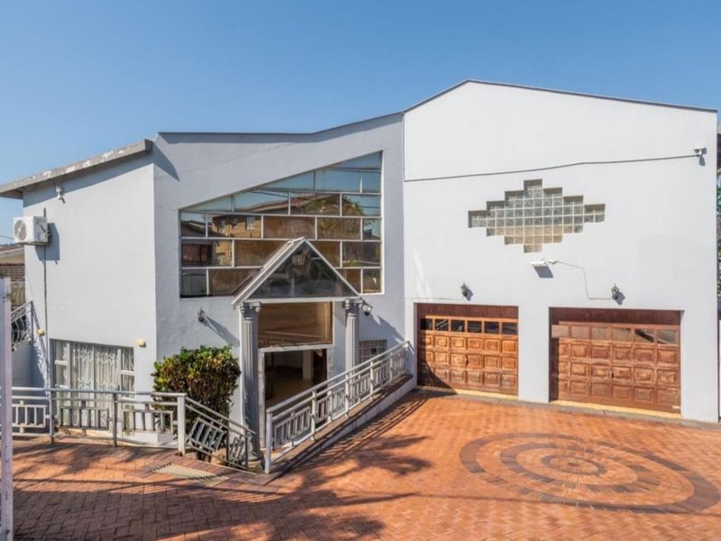 An Unparalleled Offering: The Ultimate Luxury Estate with Commercial Vision - Photo 4