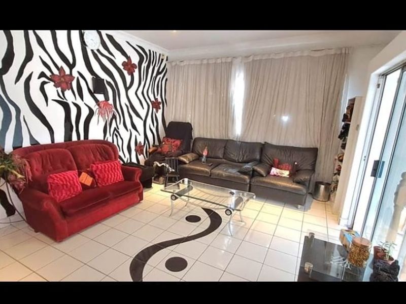 An Unparalleled Offering: The Ultimate Luxury Estate with Commercial Vision - Photo 8