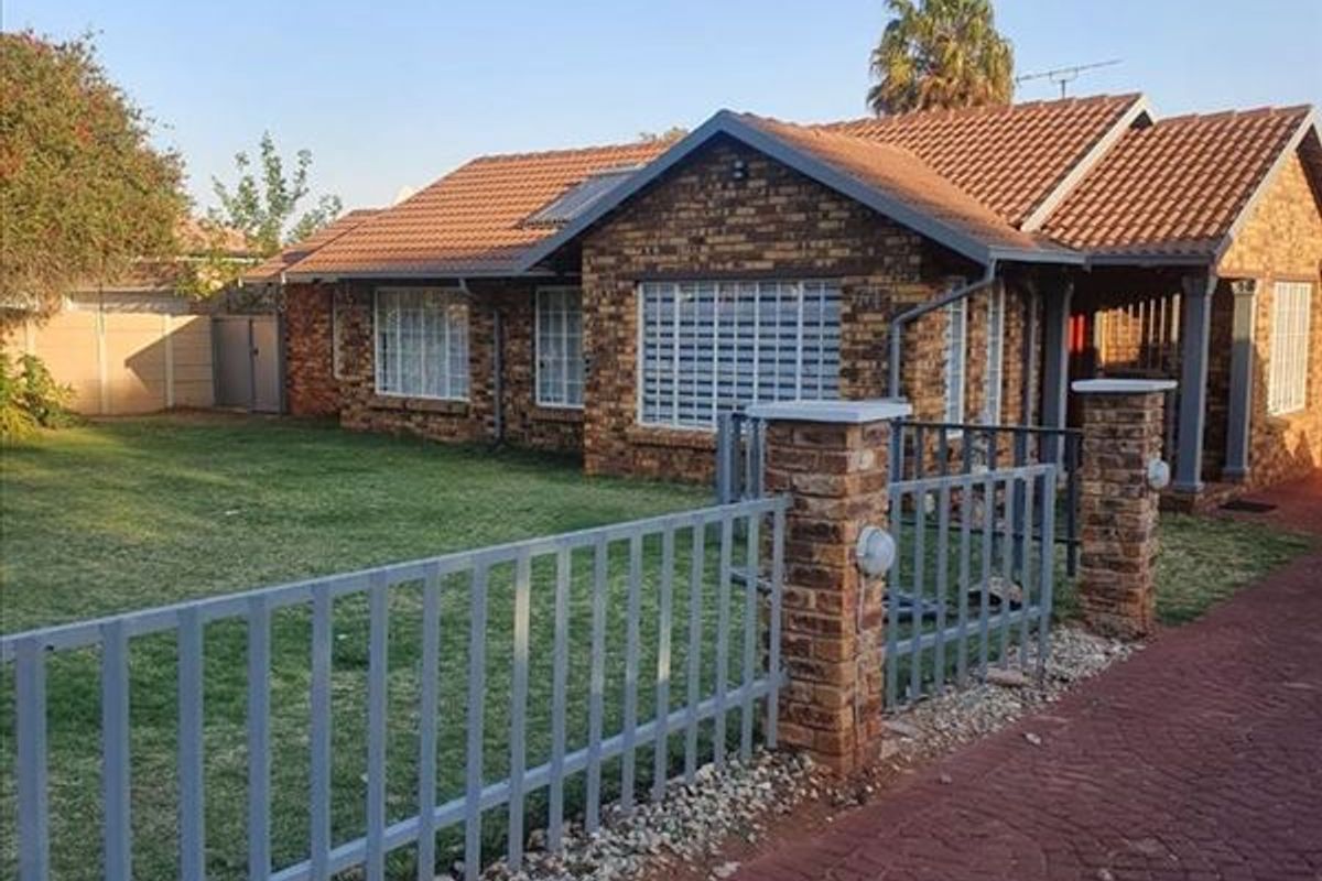 Spacious Family Home with Granny Flat and Garages - Photo 3