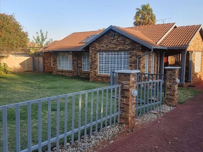 Spacious Family Home with Granny Flat and Garages - Photo 3