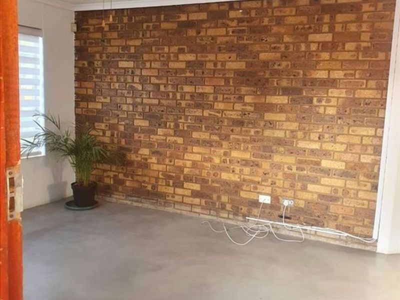 Spacious Family Home with Granny Flat and Garages - Photo 2