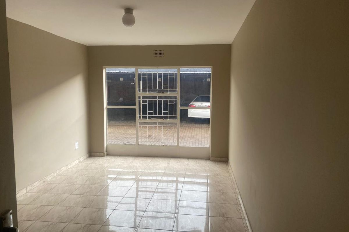 One bedroom Apertment  for sale  in Kempton Park - Photo 2