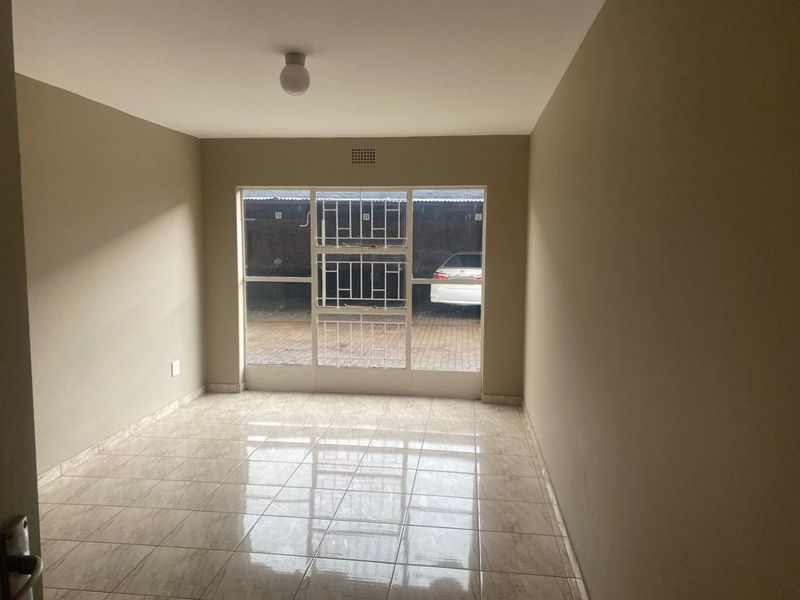 One bedroom Apertment  for sale  in Kempton Park - Photo 2