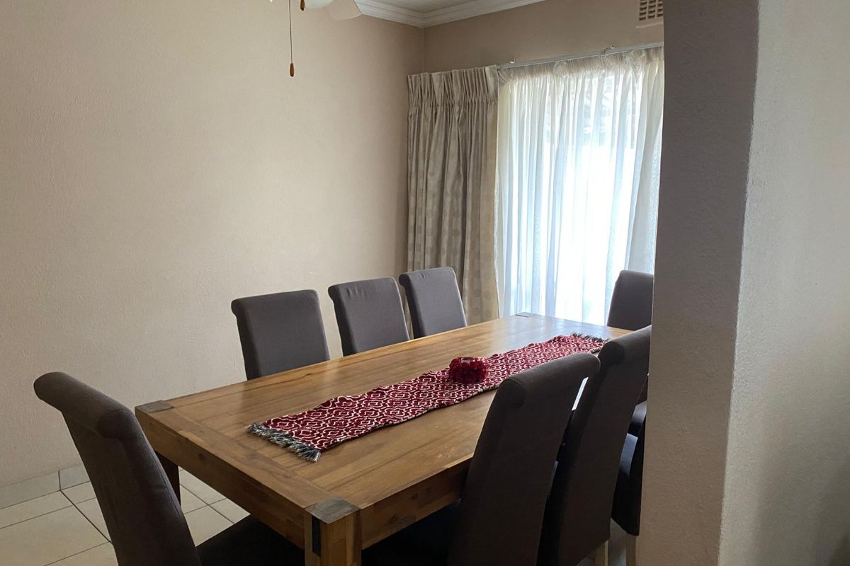 3 bedrooms , 2 bathrooms , 2 garages , big yard  - Photo 4