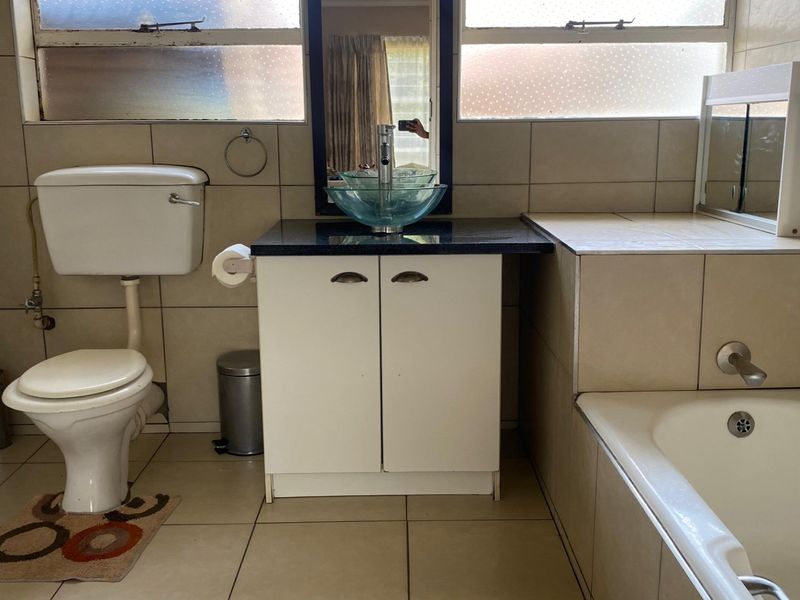 3 bedrooms , 2 bathrooms , 2 garages , big yard  - Photo 7