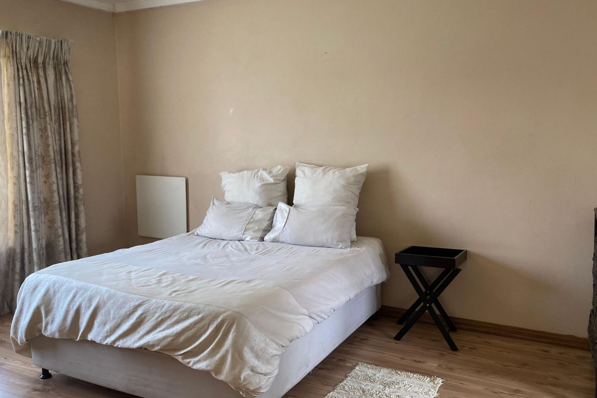 3 bedrooms , 2 bathrooms , 2 garages , big yard  - Photo 5