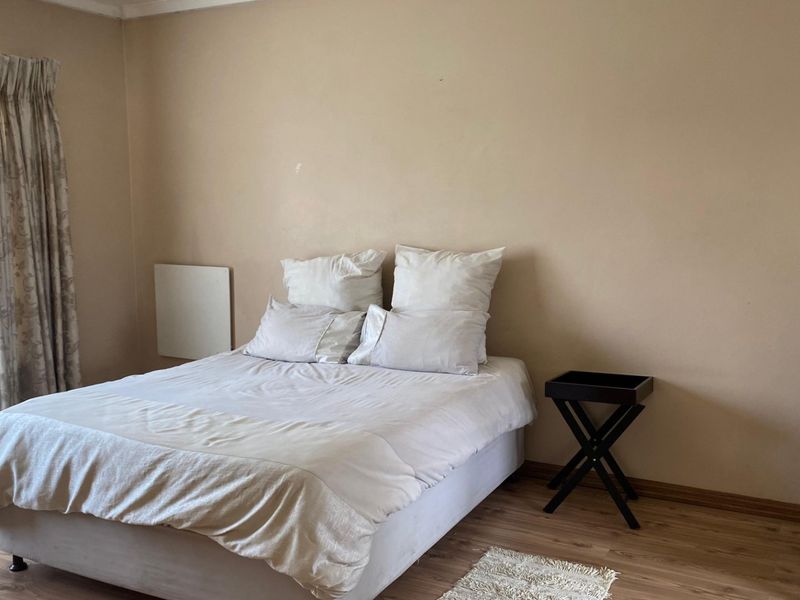 3 bedrooms , 2 bathrooms , 2 garages , big yard  - Photo 5