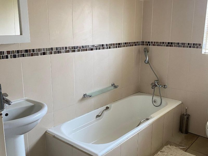 3 bedrooms , 2 bathrooms , 2 garages , big yard  - Photo 10