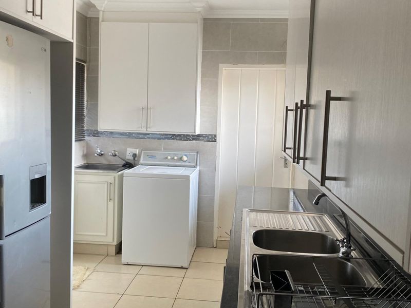 3 bedrooms , 2 bathrooms , 2 garages , big yard  - Photo 9