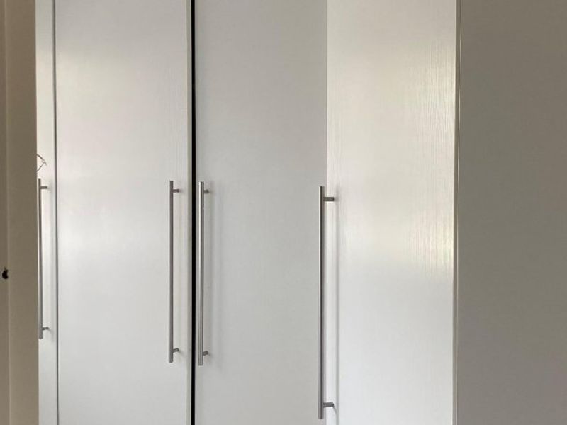 3 bedrooms , 2 bathrooms , 2 garages , big yard  - Photo 8