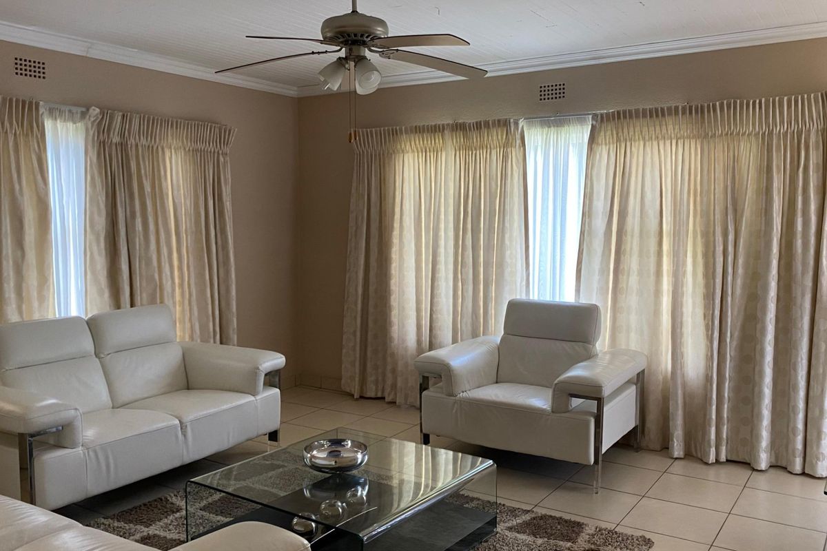 3 bedrooms , 2 bathrooms , 2 garages , big yard  - Photo 2