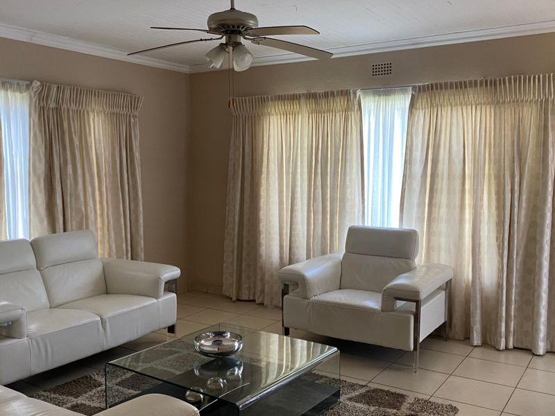 3 bedrooms , 2 bathrooms , 2 garages , big yard  - Photo 2