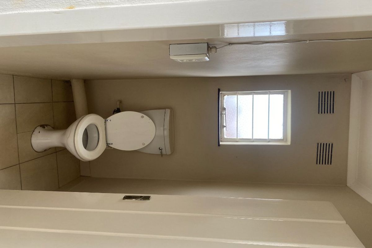 3 bedrooms , 2 bathrooms , 2 garages , big yard  - Photo 3