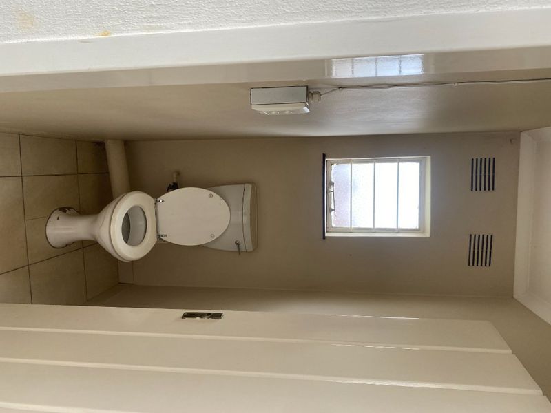 3 bedrooms , 2 bathrooms , 2 garages , big yard  - Photo 3