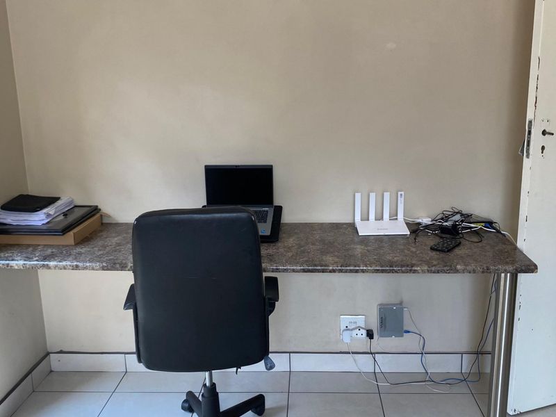 3 bedrooms , 2 bathrooms , 2 garages , big yard  - Photo 6