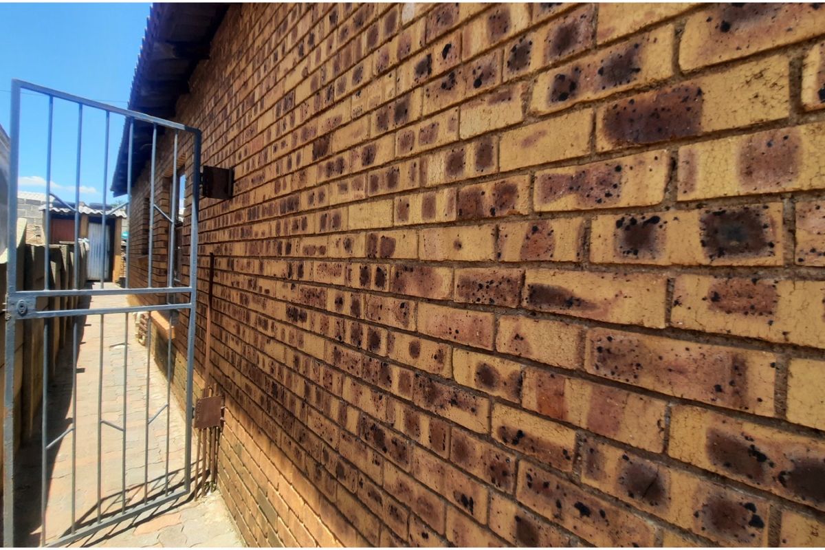 SOLID FACEBRICK FAMILY HOME WITH COTTAGES-GREAT SPACE &INCOME POTENTIAL  - Photo 5