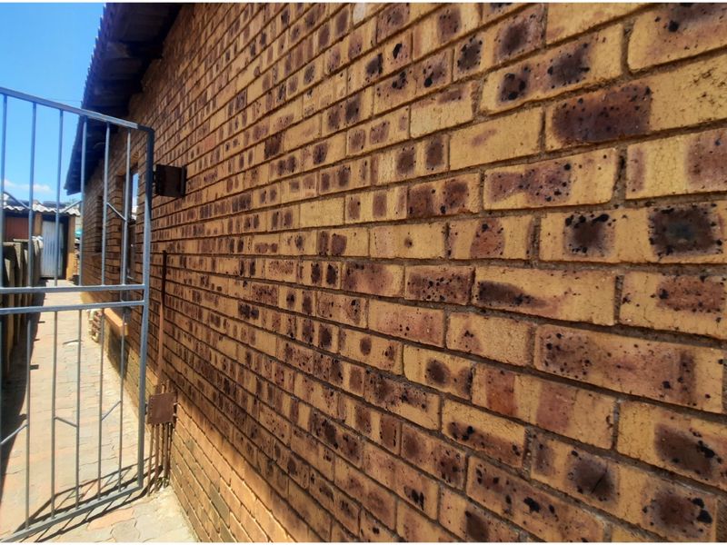 SOLID FACEBRICK FAMILY HOME WITH COTTAGES-GREAT SPACE &INCOME POTENTIAL  - Photo 5