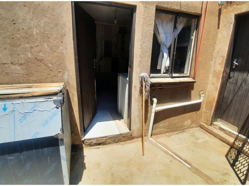 SOLID FACEBRICK FAMILY HOME WITH COTTAGES-GREAT SPACE &INCOME POTENTIAL  - Photo 10