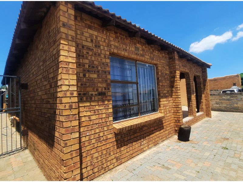 SOLID FACEBRICK FAMILY HOME WITH COTTAGES-GREAT SPACE &INCOME POTENTIAL  - Photo 8