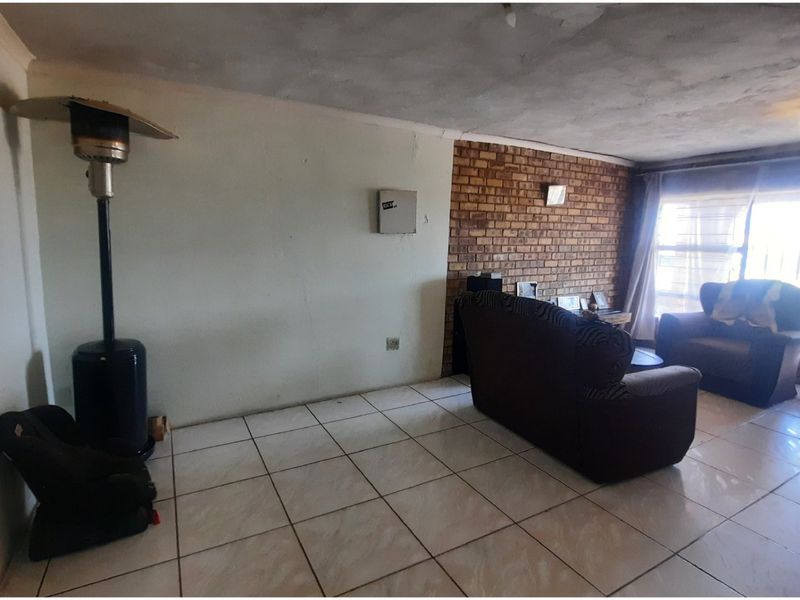 SOLID FACEBRICK FAMILY HOME WITH COTTAGES-GREAT SPACE &INCOME POTENTIAL  - Photo 7