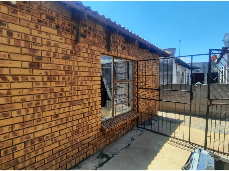 SOLID FACEBRICK FAMILY HOME WITH COTTAGES-GREAT SPACE &INCOME POTENTIAL  - Photo 6