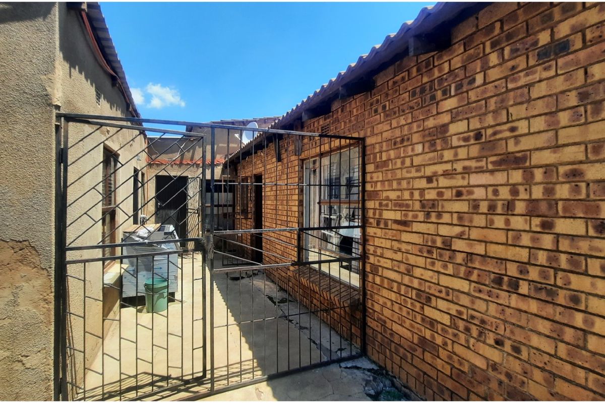 SOLID FACEBRICK FAMILY HOME WITH COTTAGES-GREAT SPACE &INCOME POTENTIAL  - Photo 3