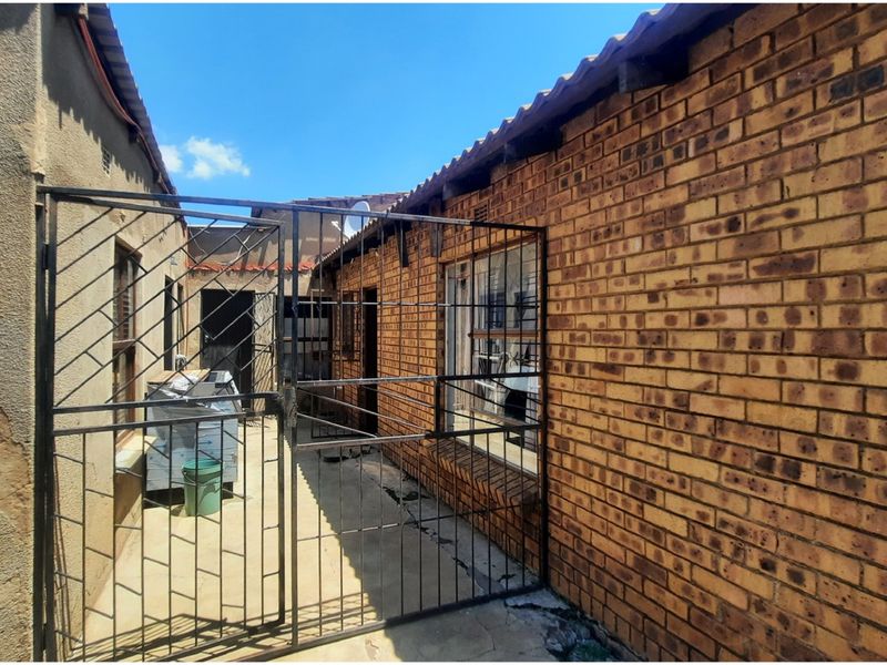 SOLID FACEBRICK FAMILY HOME WITH COTTAGES-GREAT SPACE &INCOME POTENTIAL  - Photo 3