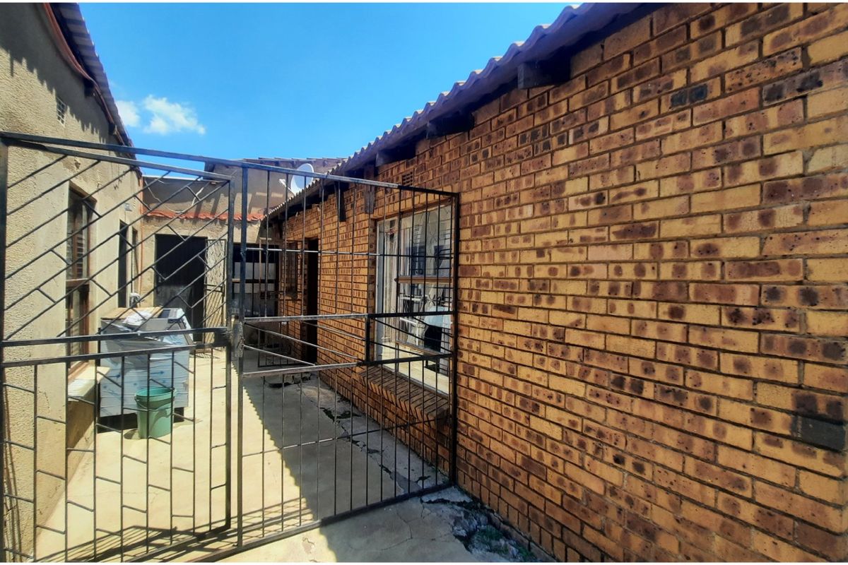 SOLID FACEBRICK FAMILY HOME WITH COTTAGES-GREAT SPACE &INCOME POTENTIAL  - Photo 2