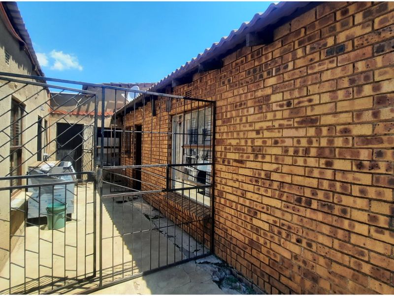 SOLID FACEBRICK FAMILY HOME WITH COTTAGES-GREAT SPACE &INCOME POTENTIAL  - Photo 4