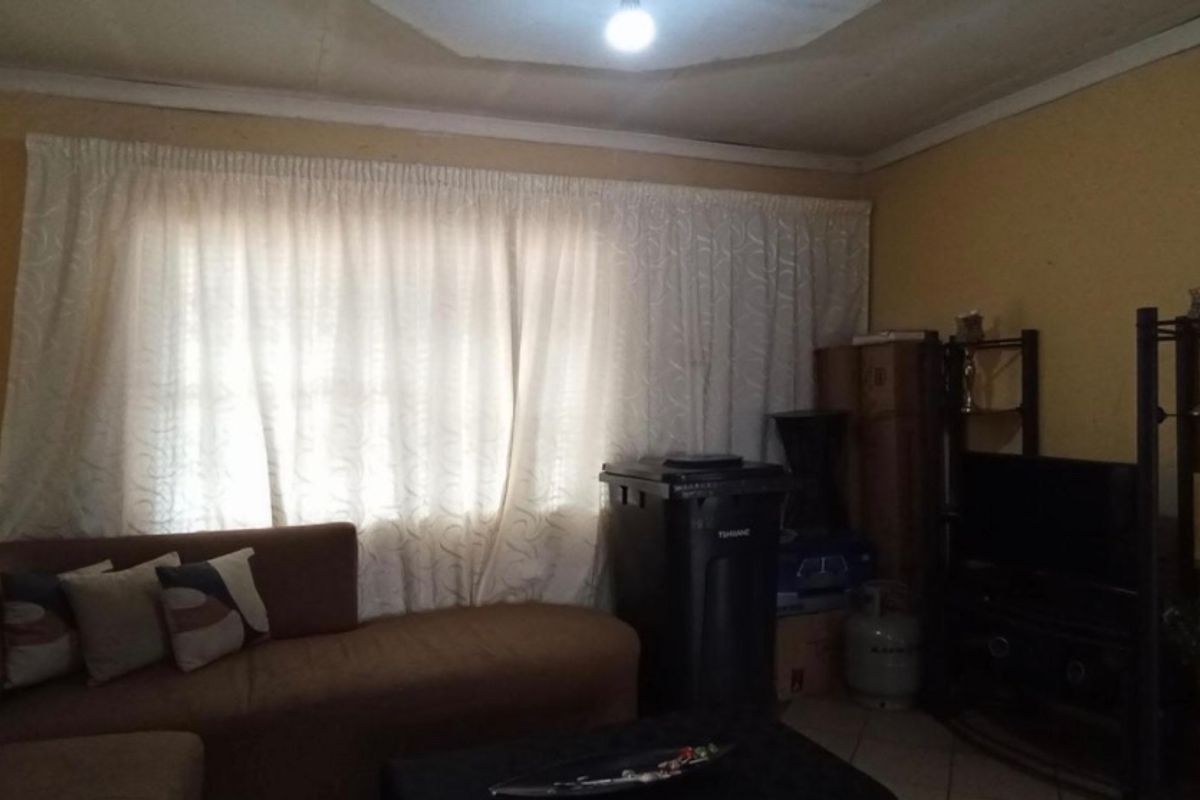 7 bedroom house for Sale in Saulsville  - Photo 3