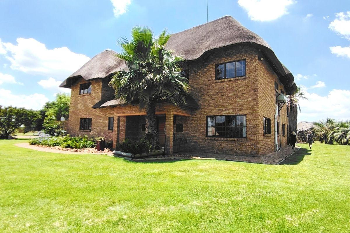 Smallholding with Guest Units, Stables & Excellent Security - Photo 3