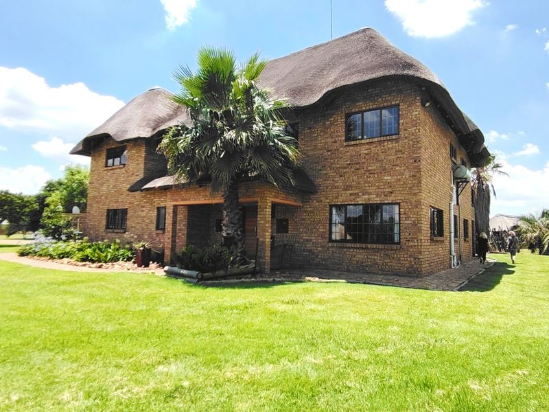 Smallholding with Guest Units, Stables & Excellent Security - Photo 3