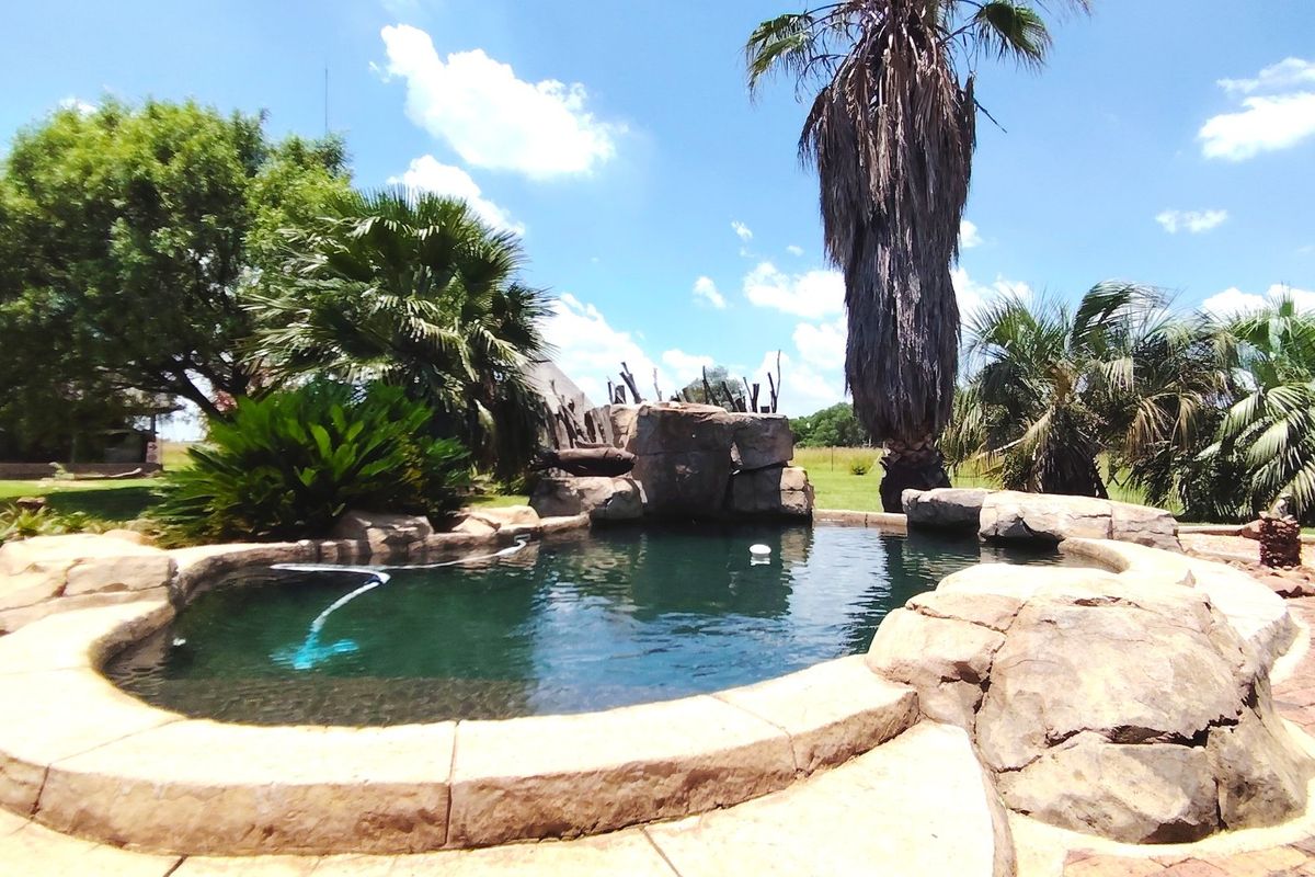 Smallholding with Guest Units, Stables & Excellent Security - Photo 5