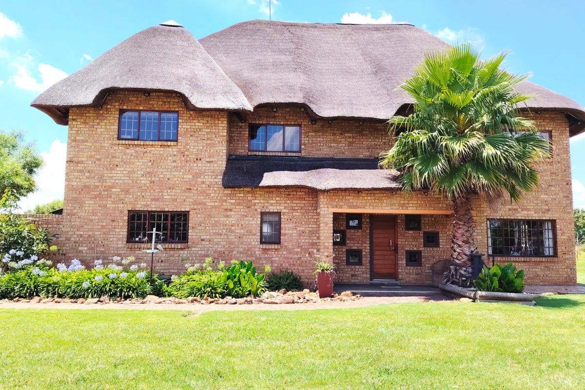 Smallholding with Guest Units, Stables & Excellent Security - Photo 4