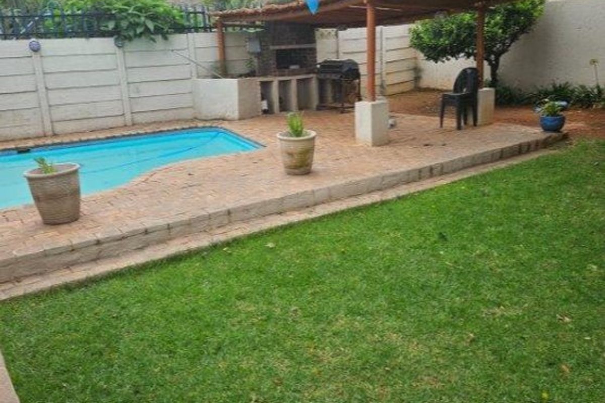 A Huge 4 bedroom house and cottage for sale - Photo 2